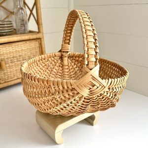 Woven Basket Egg Buttocks Market Signed
